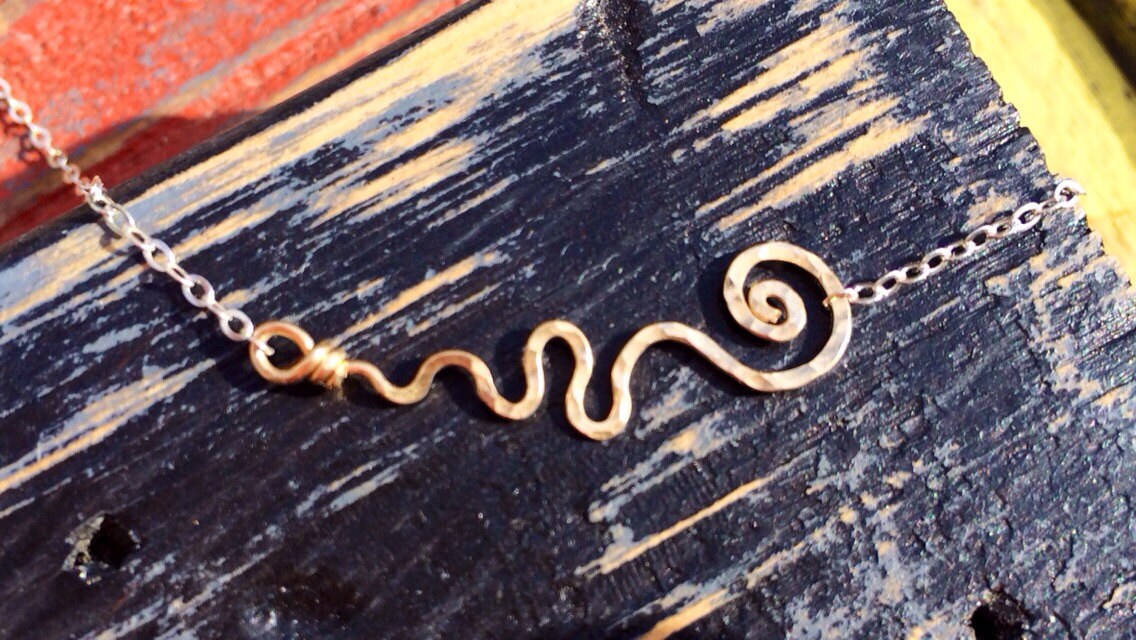 Mississippi Fluss Halskette Gehämmert in Gold Auf Sterling Silber Kette, Schmuck, Fluss, Goldene Wellen von JaneMcCroryJewelry