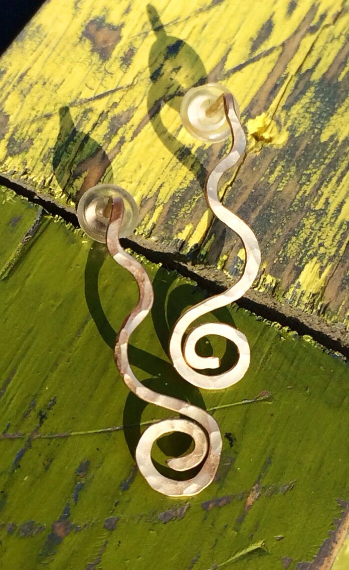 Mississippi Fluss Ohrstecker in 14K Gold Filled Draht Gehämmert, Goldene Schallwelle Ohrringe von JaneMcCroryJewelry