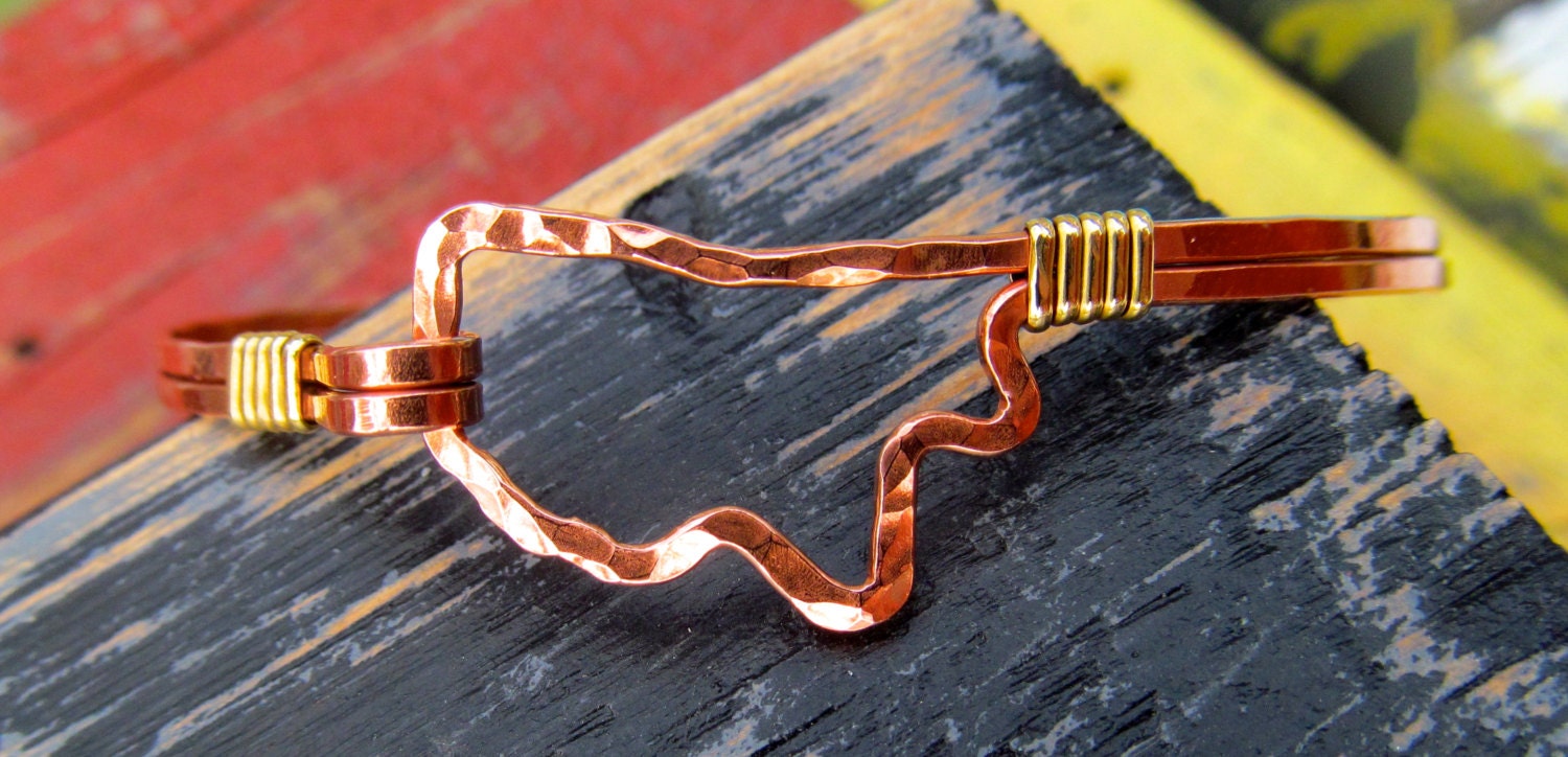 Mississippi Förmige Armband in Kupfer Gehämmert Und Gewickelt Messing, Draht Zustand Umriss von JaneMcCroryJewelry