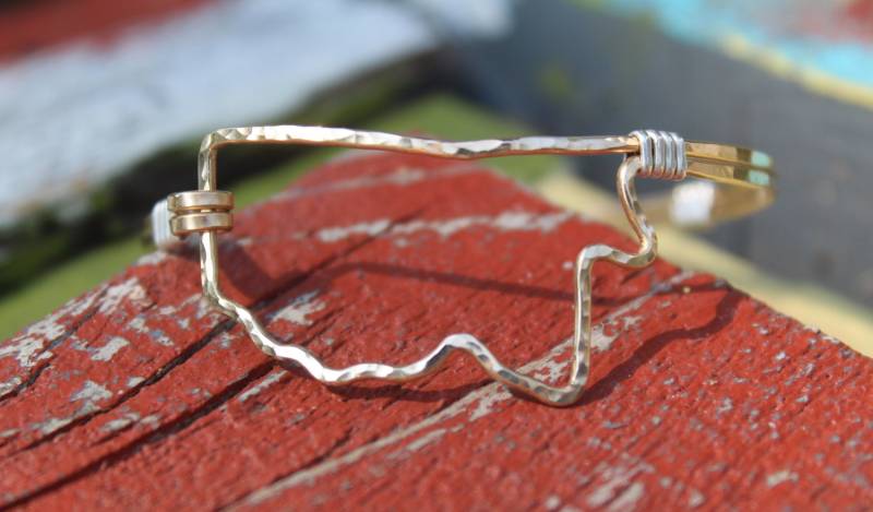 Mississippi Förmige Gold Armband Gehämmert Draht in Sterling Silber, Zustand Gliederarmband, Hammered Gewickelt von JaneMcCroryJewelry
