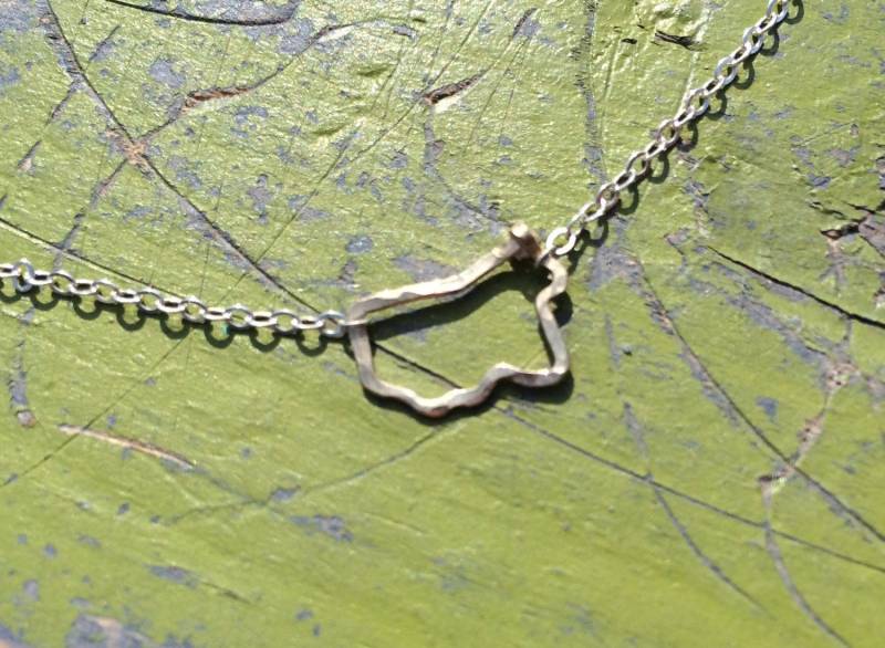 Mississippi Förmige Halskette, Seitlich Mississippi, Schmuck, Gehämmert Gold Und Sterling Silber Halskette von JaneMcCroryJewelry