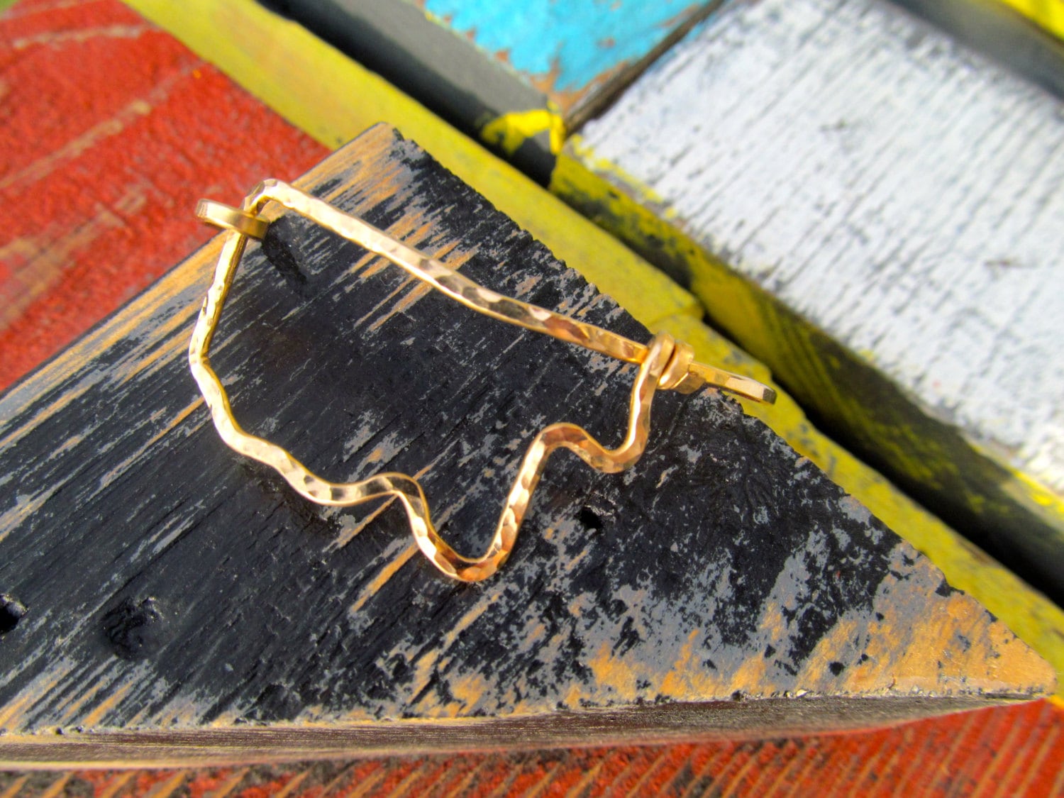 Mississippi Gold Armband Gehämmert, Drahtarmband Gehämmert in Gold, Zustandsarmband, Zustandsschmuck, Seitliches von JaneMcCroryJewelry