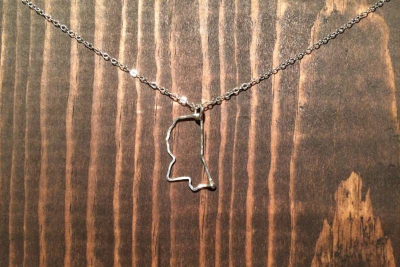 Mississippi Halskette, Seitlich Mississippi, Schmuck, Gehämmert Gold Und Sterling Silber Msu von JaneMcCroryJewelry
