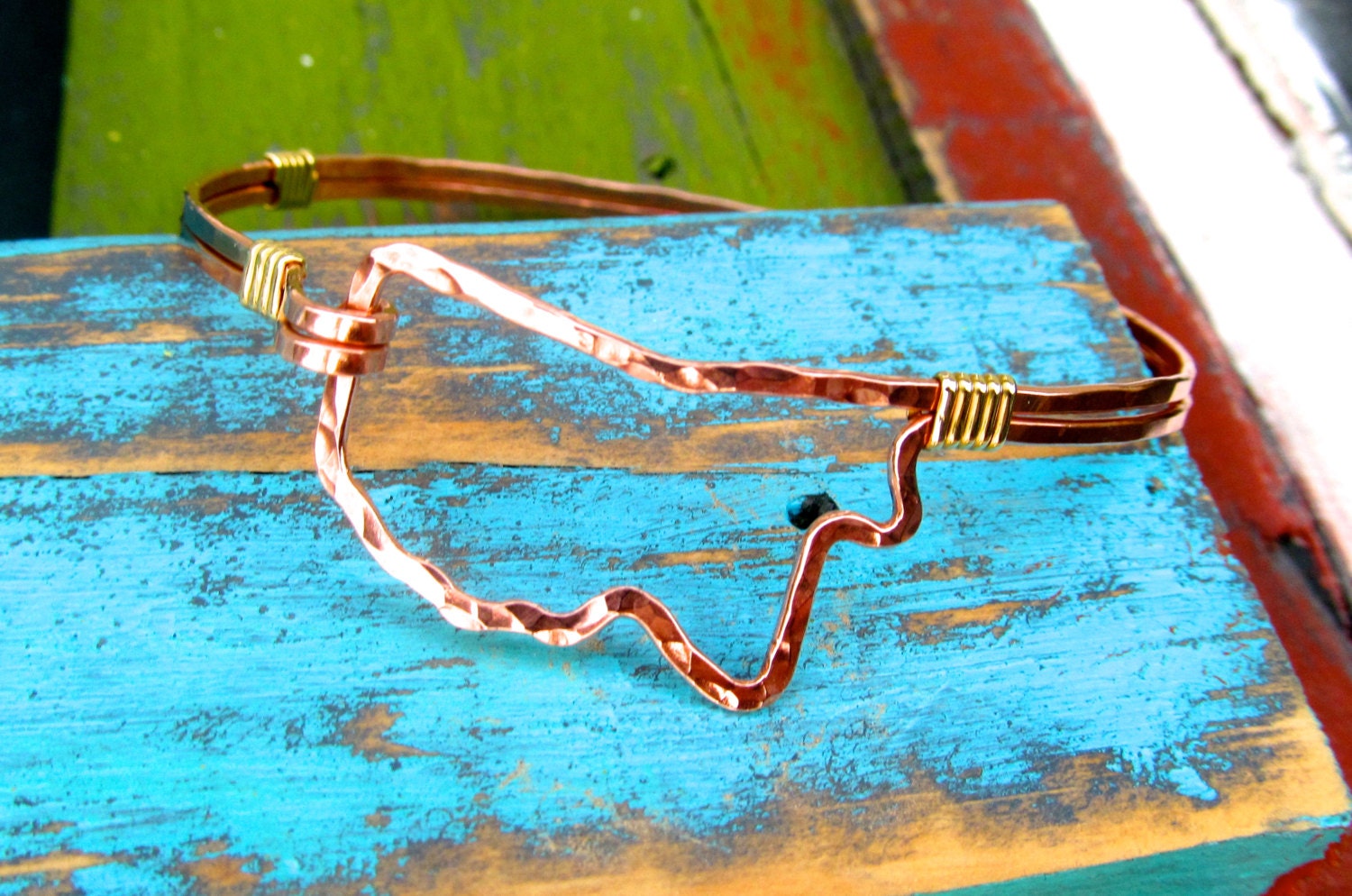 Mississippi Kupfer Armband Gehämmert Und in Messing Gewickelt, Outline Armband, Draht Kupferdraht von JaneMcCroryJewelry