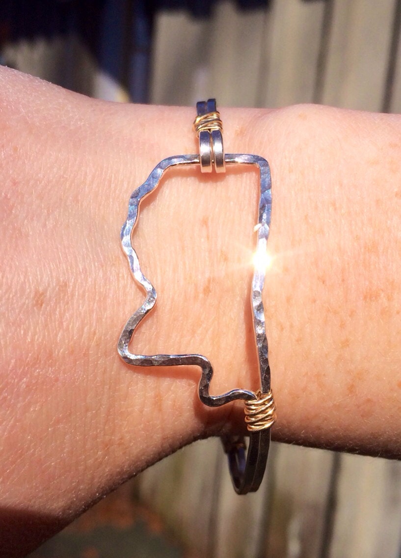 Mississippi Outline Armband Gehämmert in Argentium Silber Eingewickelt 14K Gold Fill, State Armband von JaneMcCroryJewelry