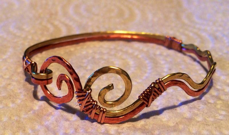 Mississippi River Kupfer Und Messing Gehämmert Draht Gewickelt Armband, Zwillinge Flüsse, Zweifarbige Wellen, Delta von JaneMcCroryJewelry