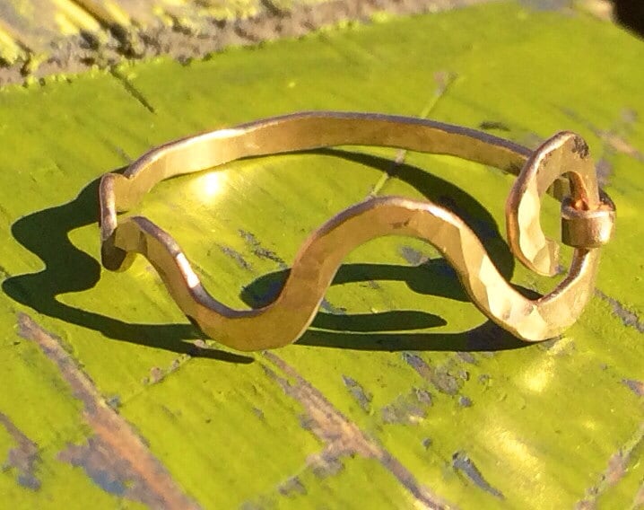 Mississippi River Ring Gehämmert in 14K Gold Filled, Golden Sound Waves Filled von JaneMcCroryJewelry