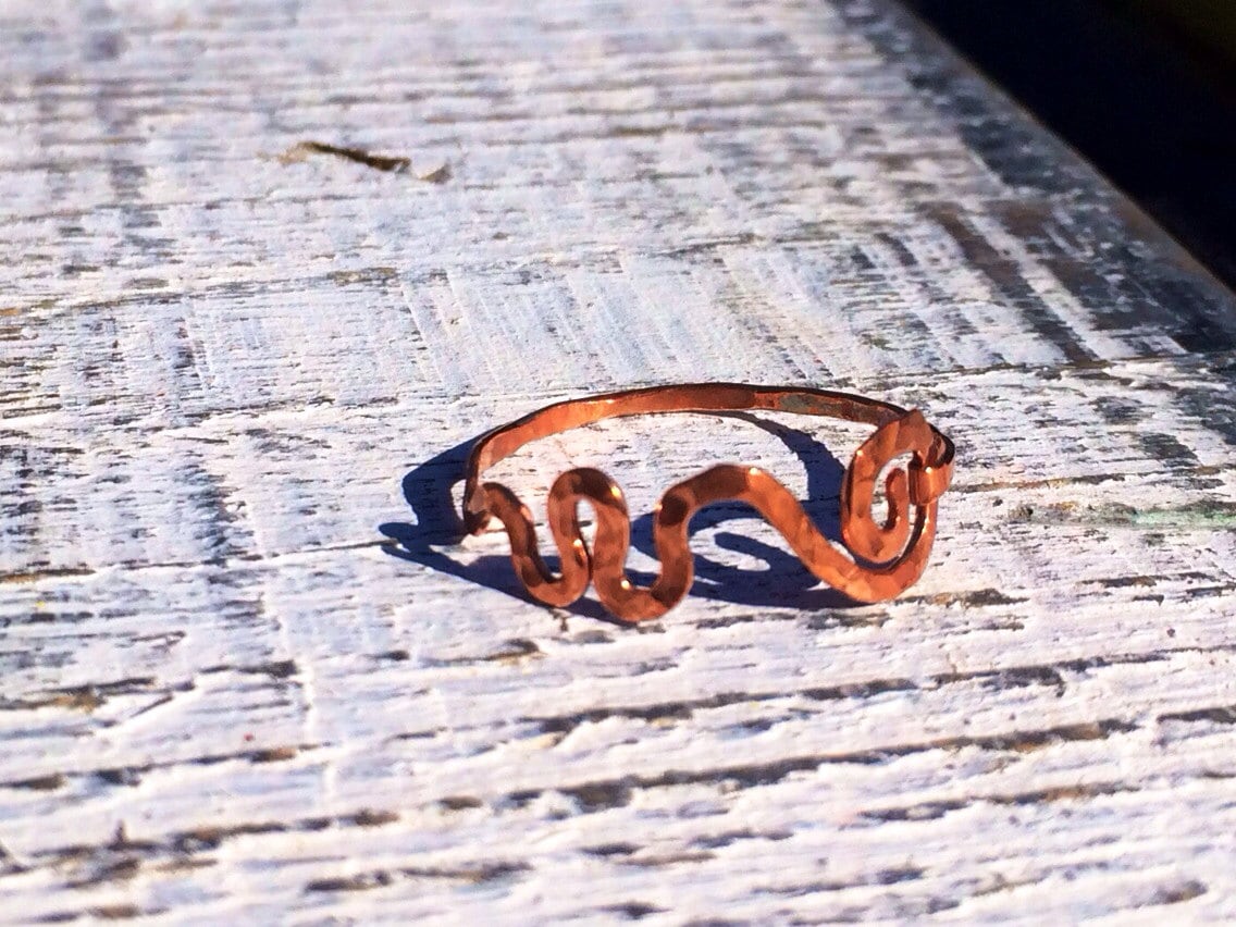 Mississippi River Ring Gehämmert in Kupfer, Stapelbarer Klang Wellen Kupfer von JaneMcCroryJewelry