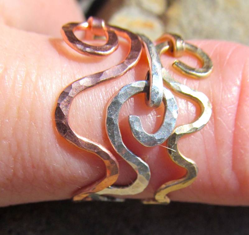 Mississippi River Ringe Stapelbar Gehämmert 14K Gold Fill, Argentium Silber, Kupfer. Ozeanwellen, Drei Flüsse, Delta Schmuck von JaneMcCroryJewelry