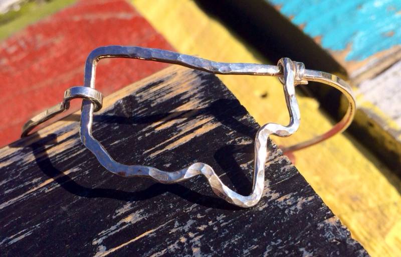 Mississippi Sterling Armband Hammered in Argentium Sterling, Zustand Armband, Seitlich Mississippi, Schmuck, State von JaneMcCroryJewelry