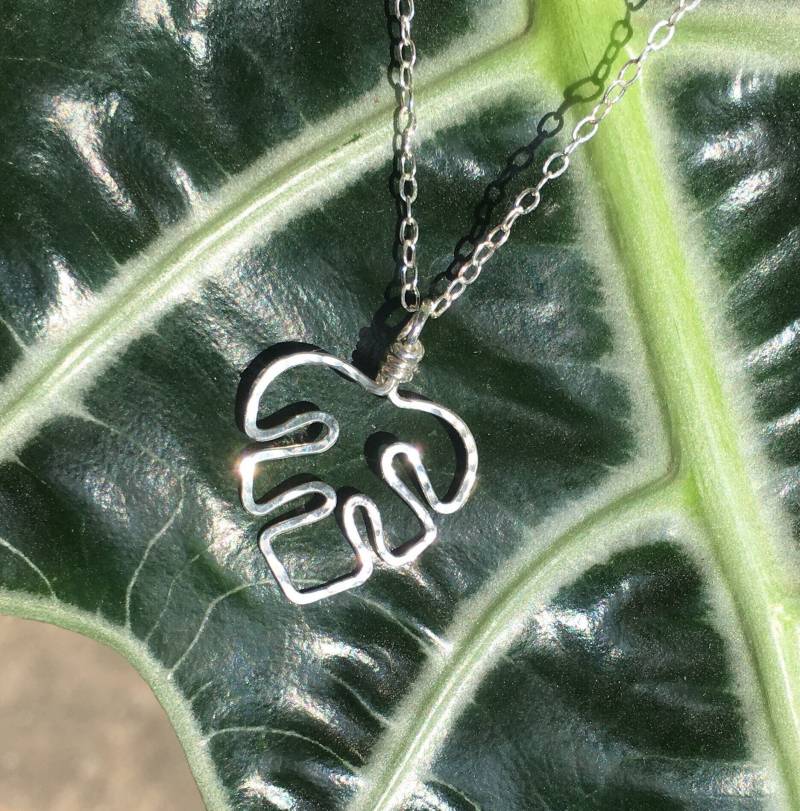 Monstera Deliciosa Halskette in Sterling Silber, Halskette, Pflanze Schmuck Gehämmert von JaneMcCroryJewelry