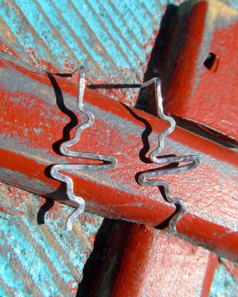 Nurse Heartbeat Ohrstecker Gehämmert in Argentium Sterling Silber, Gehämmerte Herzschlag Ohrringe von JaneMcCroryJewelry