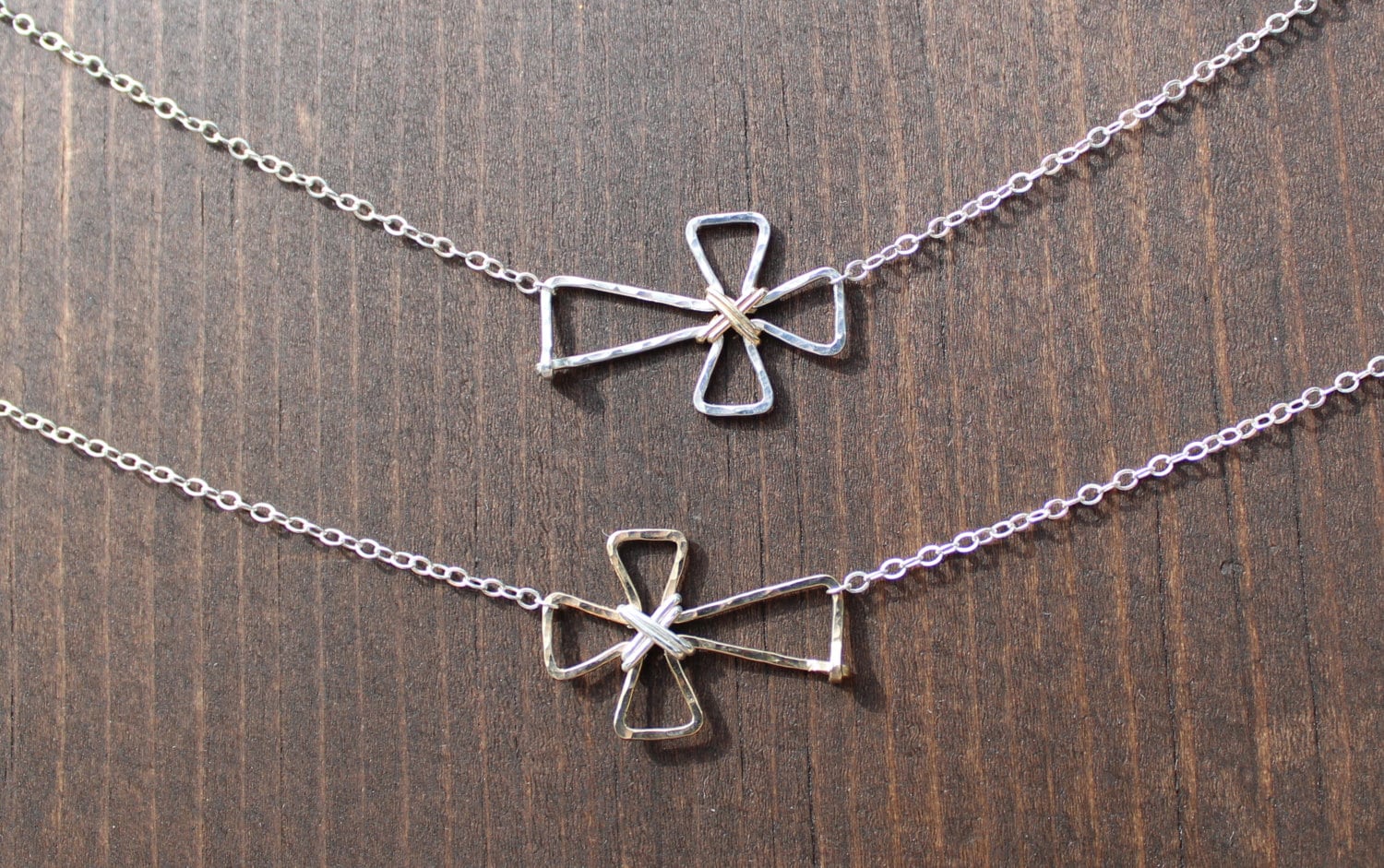 Sideways Cross Halskette Aus Golddraht Auf Sterlingsilber Gehämmert, Kreuzförmige Umrisskette von JaneMcCroryJewelry