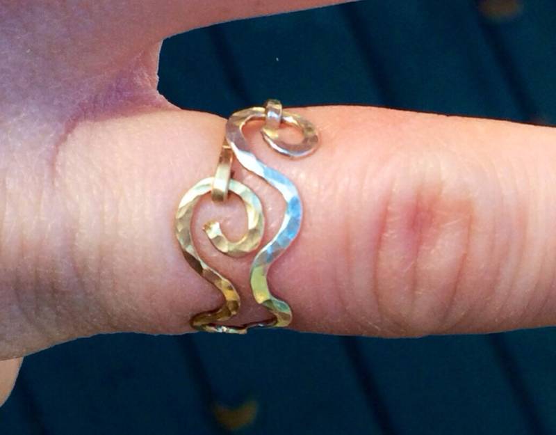 Twin Rivers, Mississippi Fluss Ringe Stapelbar Set Gehämmertes Gold Und Argentium Silber, Ozean, Wellen, Flüsse, Delta Schmuck, Ring von JaneMcCroryJewelry