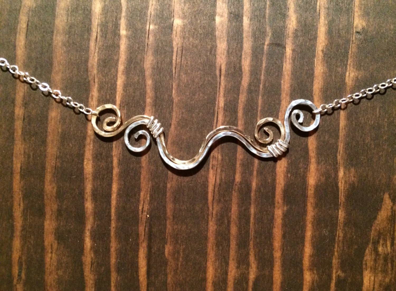 Twin Rivers Halskette in Gold Auf Sterling Silber Kette Gehämmert, Mississippi Schmuck, Fluss, Goldene Wellen von JaneMcCroryJewelry