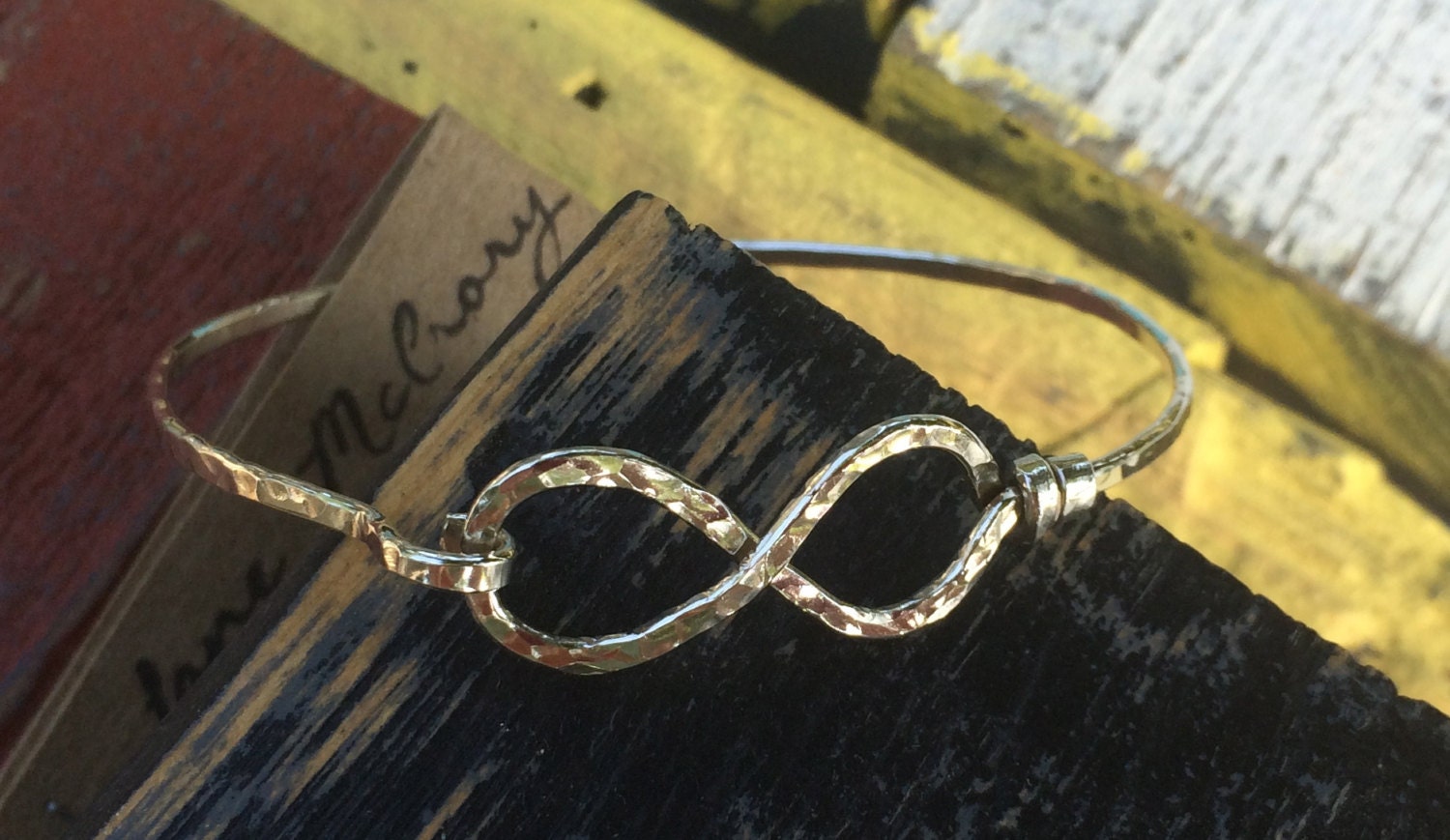 Unendlichkeit Armband Gehämmert Und Draht Gewickelt, Schwestern Armband, Mutter Tochter von JaneMcCroryJewelry