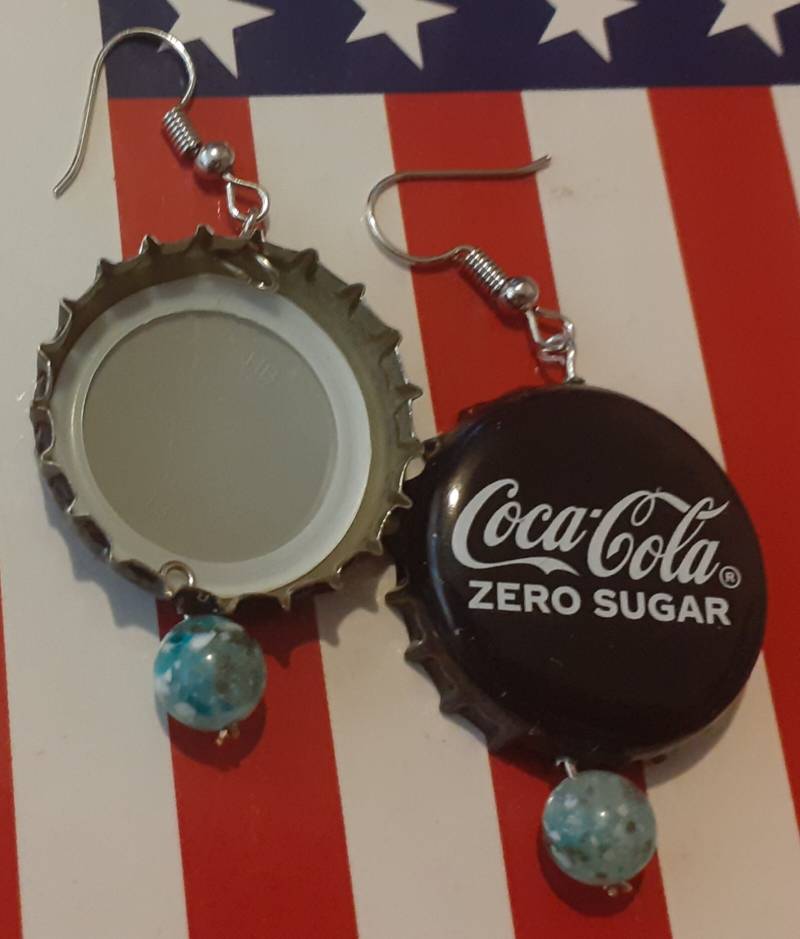 Kronkorken #ohranhänger, Ohrschmuck "Kronenkorken Schwarz Mit Perlen", Crazy Earrings, Unique Kronkorken #ohranhänger, Ohrschmuck "Kronenkorken Schwarz Mit Perlen", Crazy Earrings, Unique von JanesGiftIdeas