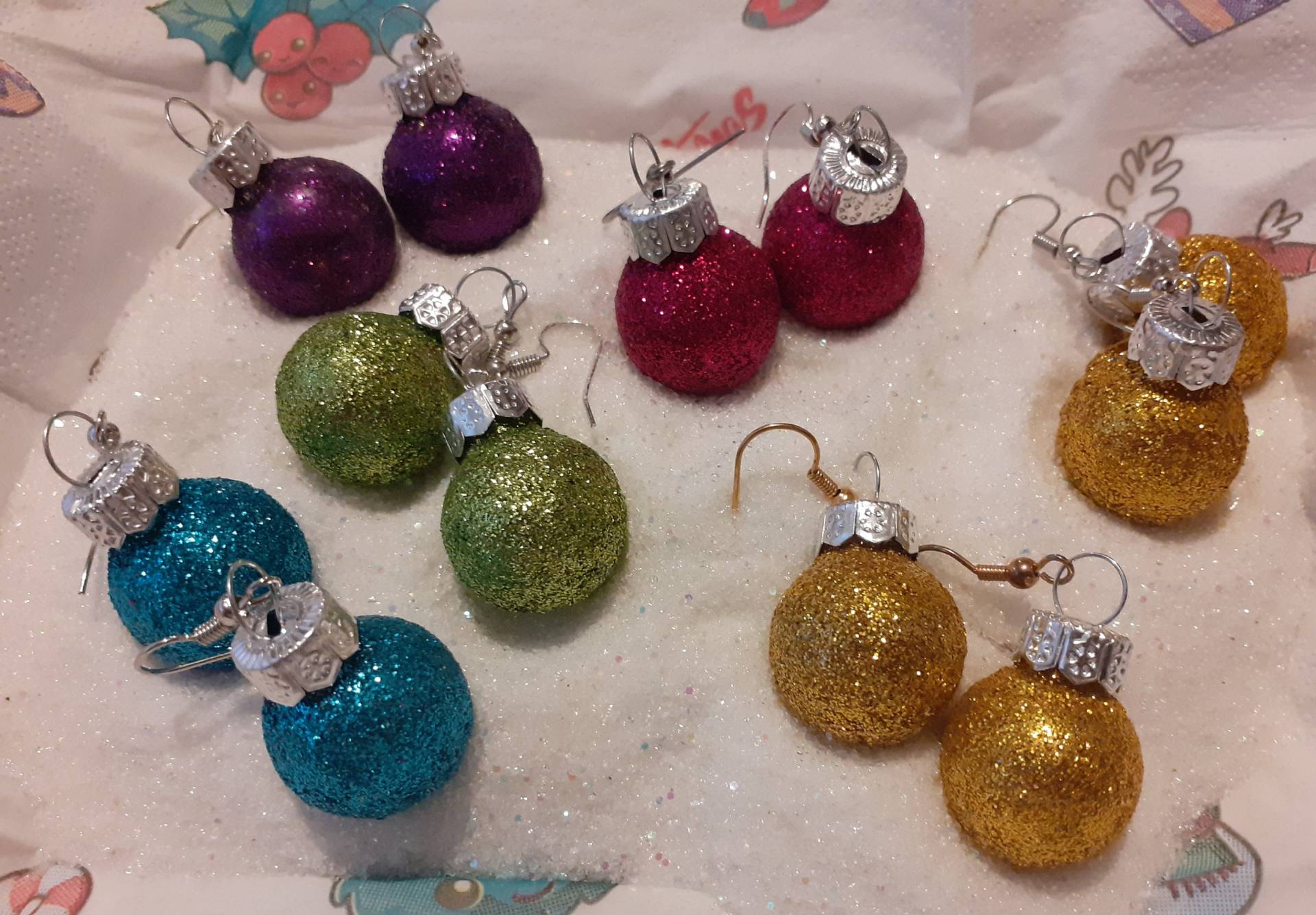 Ohranhänger, Ohrschmuck "Weihnachtskugel" Mit Glitter, Crazy Earrings, Unique von JanesGiftIdeas