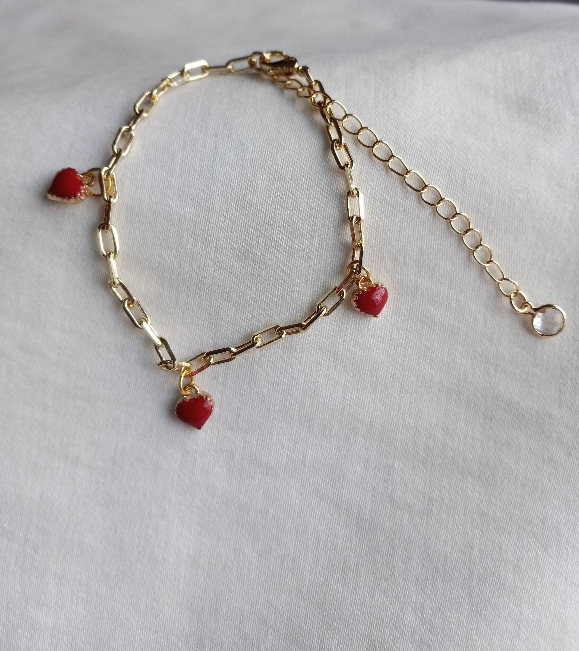 Kleines Herz Armband/Kleines Fußkettchen/Drei Zierliche Herzen Auf Gold Büroklammer Kette/Kann Als Armband Oder Fußkettchen Getragen Werden/Schön von JanetsChains