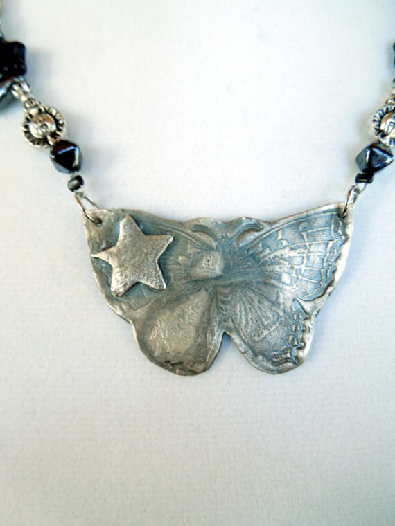 Antiker Edelmetall-Ton | Silber Geprägter Schmetterling Und Stern Anhänger-Halskette Antiker Edelmetall-Ton | Silber Geprägter Schmetterling Und Stern Anhänger-Halskette von JanetsCollectibles