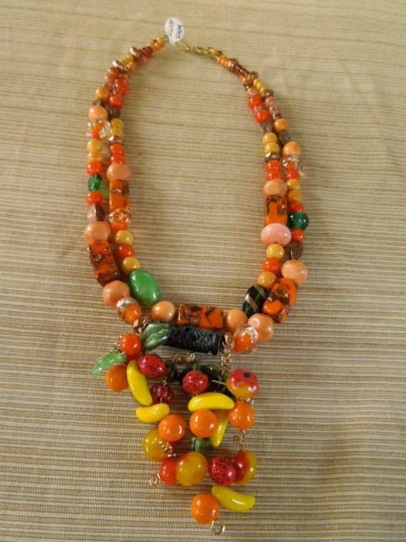 Vintage Orange, Gelb Und Grün. Einige Fruchtförmige Glasperlen Halskette Vintage Orange, Gelb Und Grün. Einige Fruchtförmige Glasperlen Halskette von JanetsCollectibles