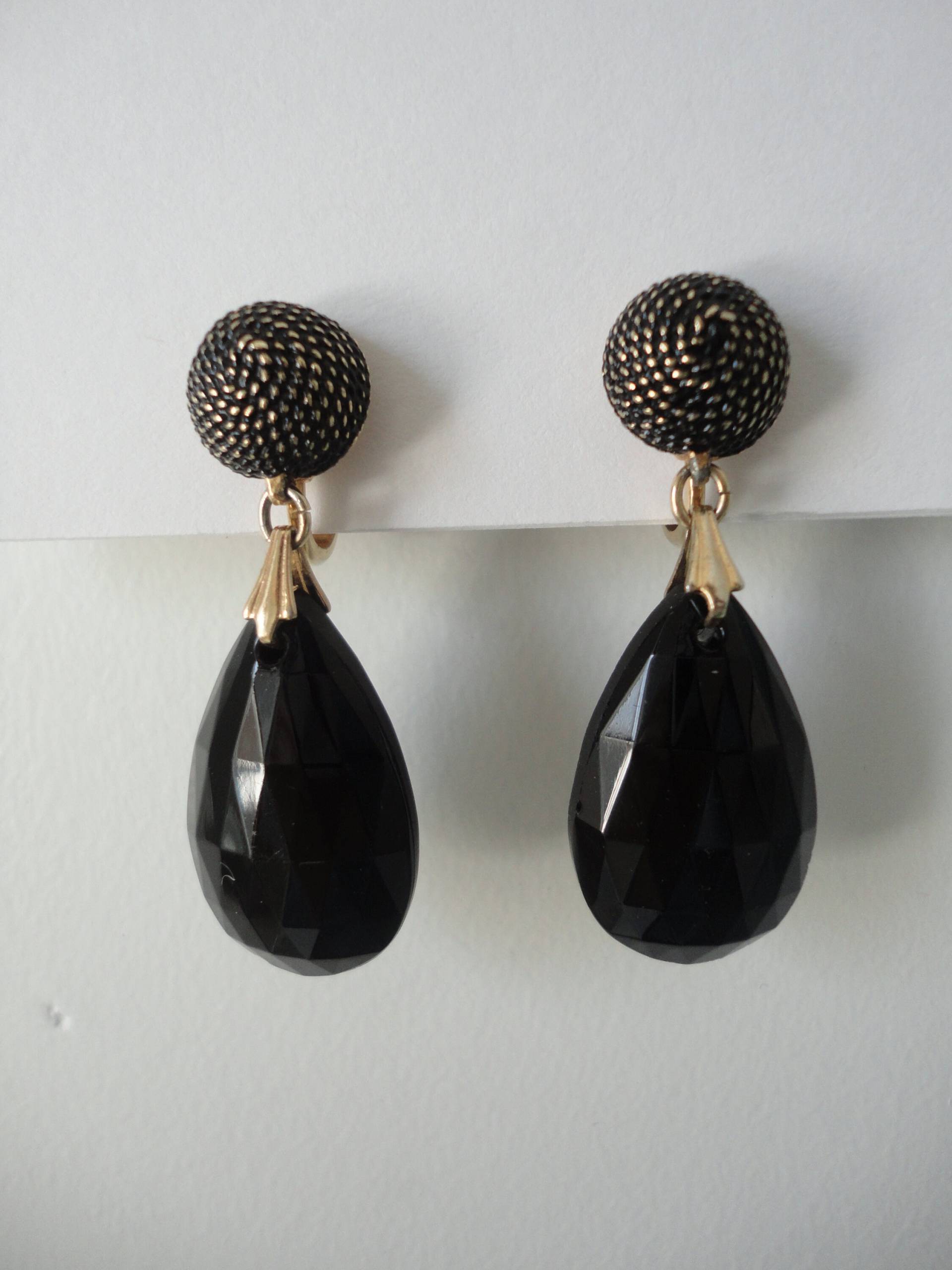 Elegante Vintage Signierte Krone Trifari Schwarz Opak Facettiert Glas Drop Clip An Ohrringen Elegante Vintage Signierte Krone Trifari Schwarz Opak Facettiert Glas Drop Clip An Ohrringen von JaneyPea