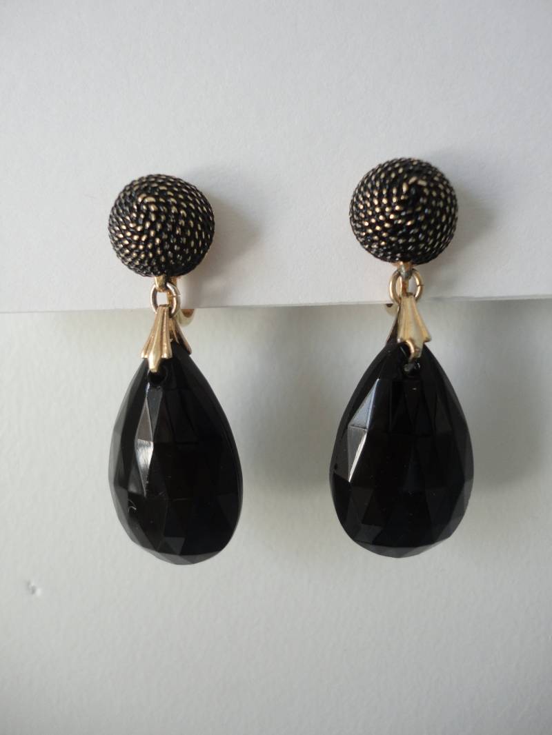 Elegante Vintage Signierte Krone Trifari Schwarz Opak Facettiert Glas Drop Clip An Ohrringen von JaneyPea
