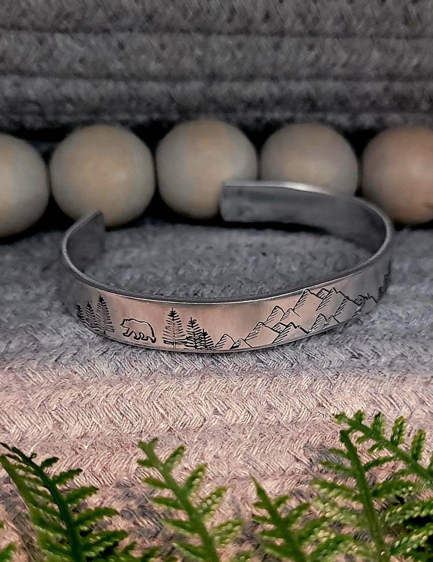 Bergszene Manschette, Hand Gestempelt Aluminium, Natur Armband Bergszene Manschette, Hand Gestempelt Aluminium, Natur Armband von JanglesByJan