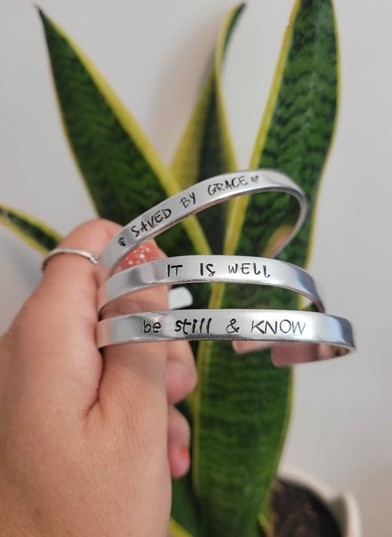 Christliche Armspange - Saved By Gace Armband It Is Well Be Still & Know Armreif Christliches Geschenk Christliche Armspange - Saved By Gace Armband It Is Well Be Still & Know Armreif Christliches Geschenk von JanglesByJan