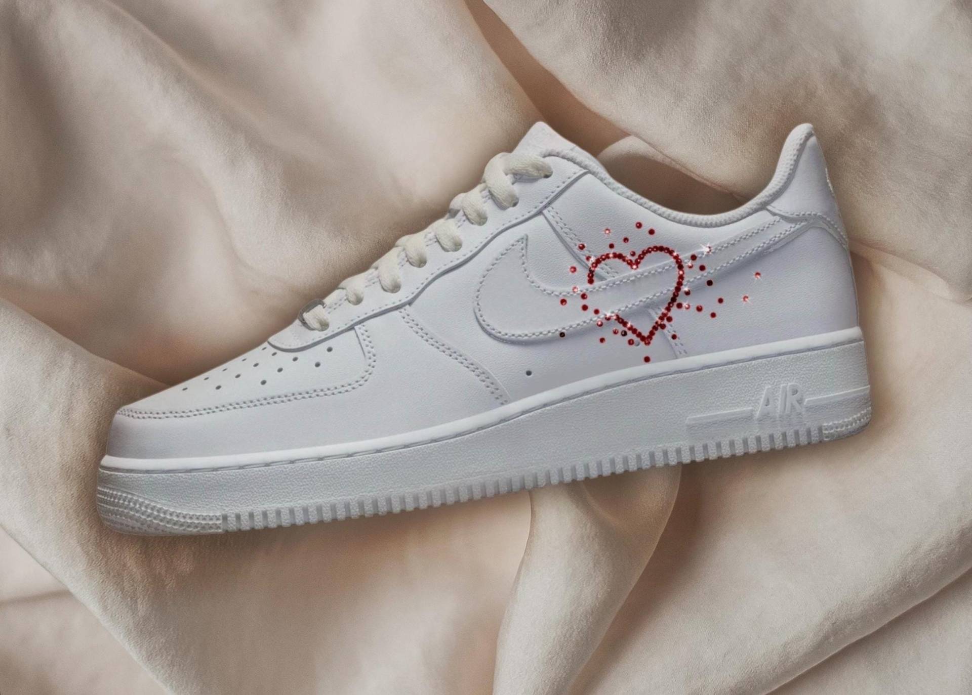 Custom Air Force 1 Sneaker Mit Glitzernden Strasssteinen "Ruby Valentine" Herzmotiv von JaniceArtBoutique