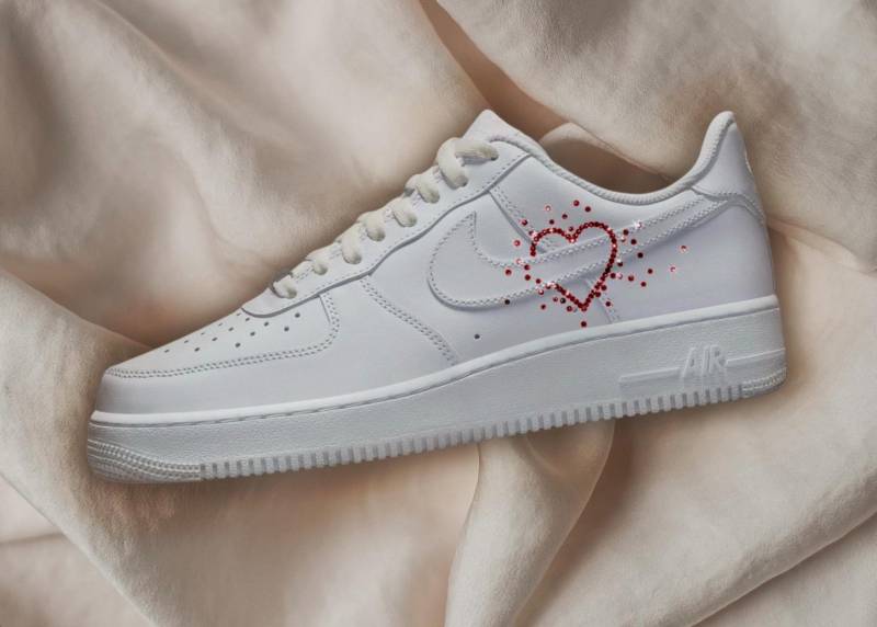Custom Air Force 1 Sneaker Mit Glitzernden Strasssteinen "Ruby Valentine" Herzmotiv von JaniceArtBoutique