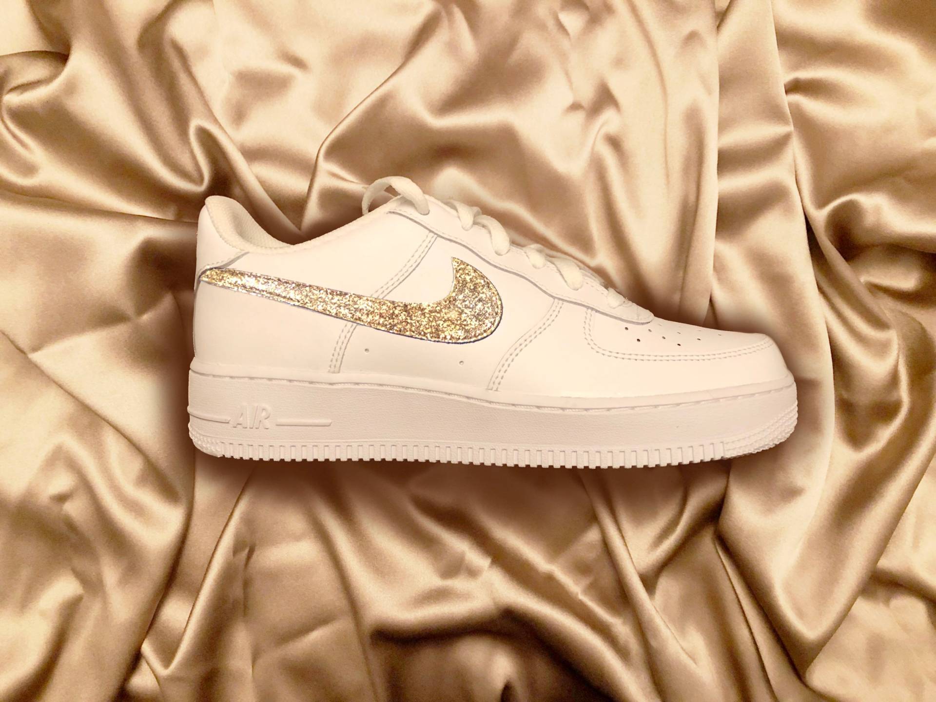 Custom Air Force 1 Sneaker - Gold Metallic "Aurous" von JaniceArtBoutique