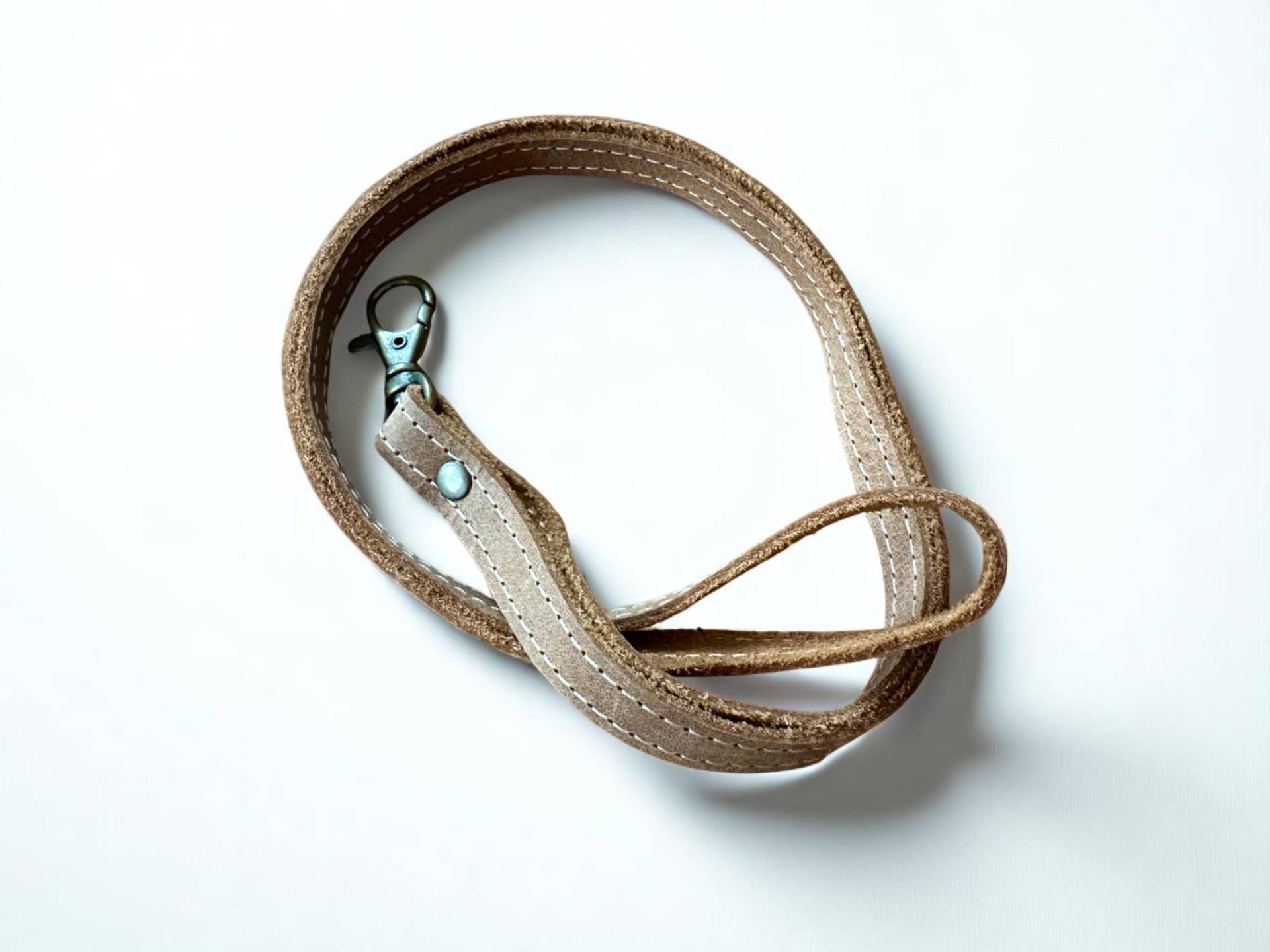 Handgefertigtes Schlüsselband Aus Leder | Antik Messing Karabinerhaken Rustikal & Langlebig Handgefertigtes Schlüsselband Aus Leder | Antik Messing Karabinerhaken Rustikal & Langlebig von JanieNicoleLeather