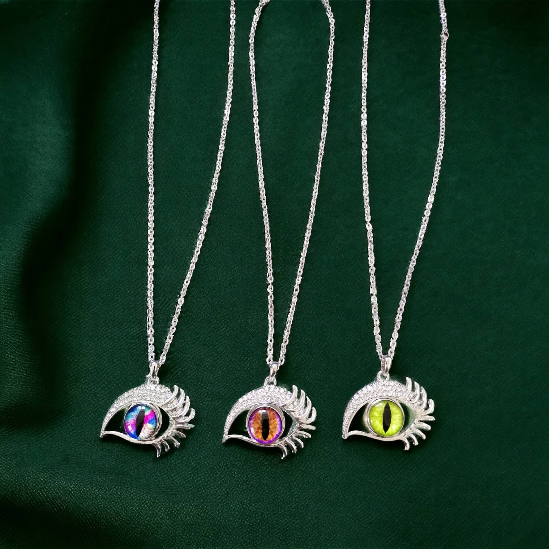 Handmade Druckknopf Augen Halsketten Handmade Druckknopf Augen Halsketten von JaninaJewelryShop