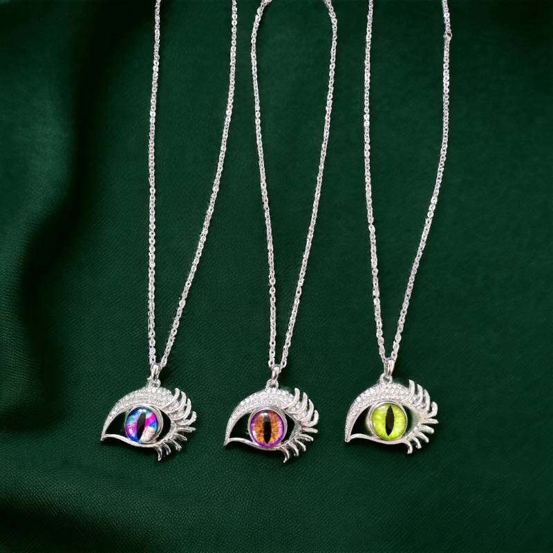 Handmade Druckknopf Augen Halsketten Handmade Druckknopf Augen Halsketten von JaninaJewelryShop