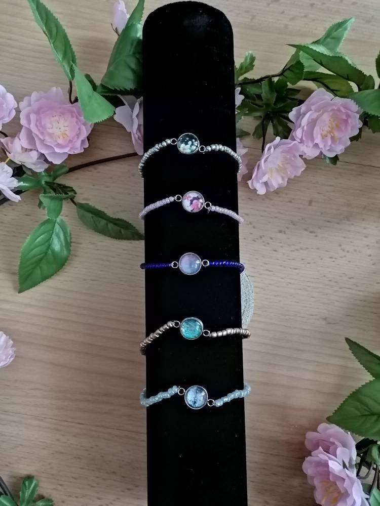 Handmade Perlenarmbänder Mit Runden Cabochon Anhänger von JaninaJewelryShop