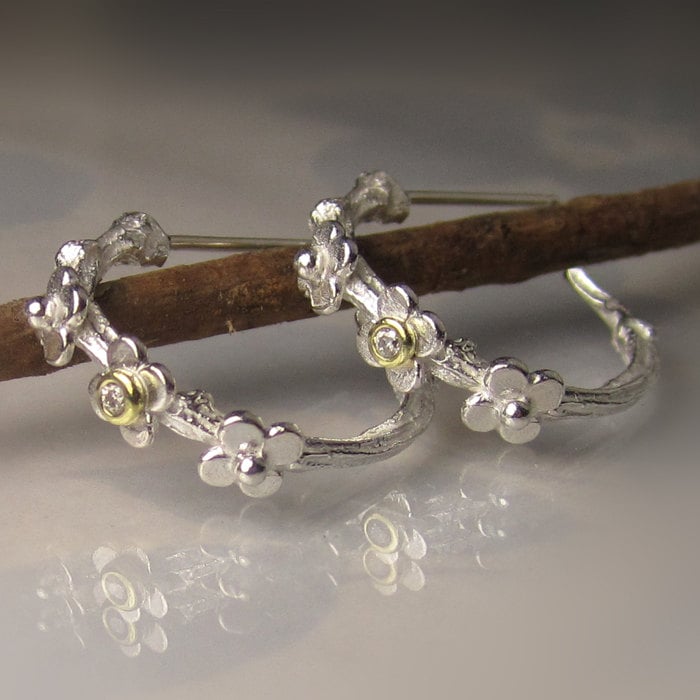 Diamant Daisy Creolen Zweig Aus Sterling Silber, 18K Gold Detail von JanishJewels