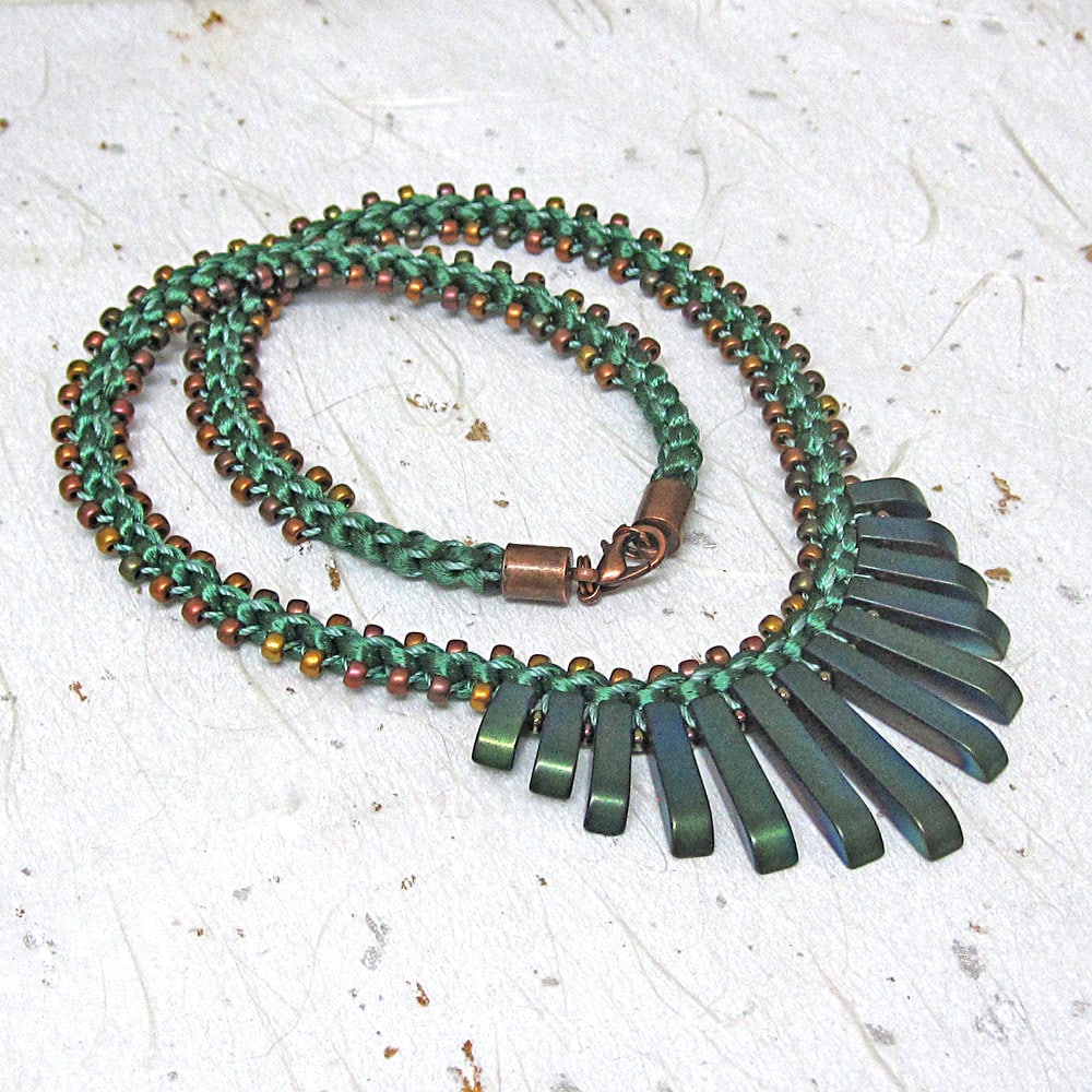 Kumihimo Halskette Grün Edelstein-Fan-Halskette Kumihimo Halskette Grün Edelstein-Fan-Halskette von JanislaJewels