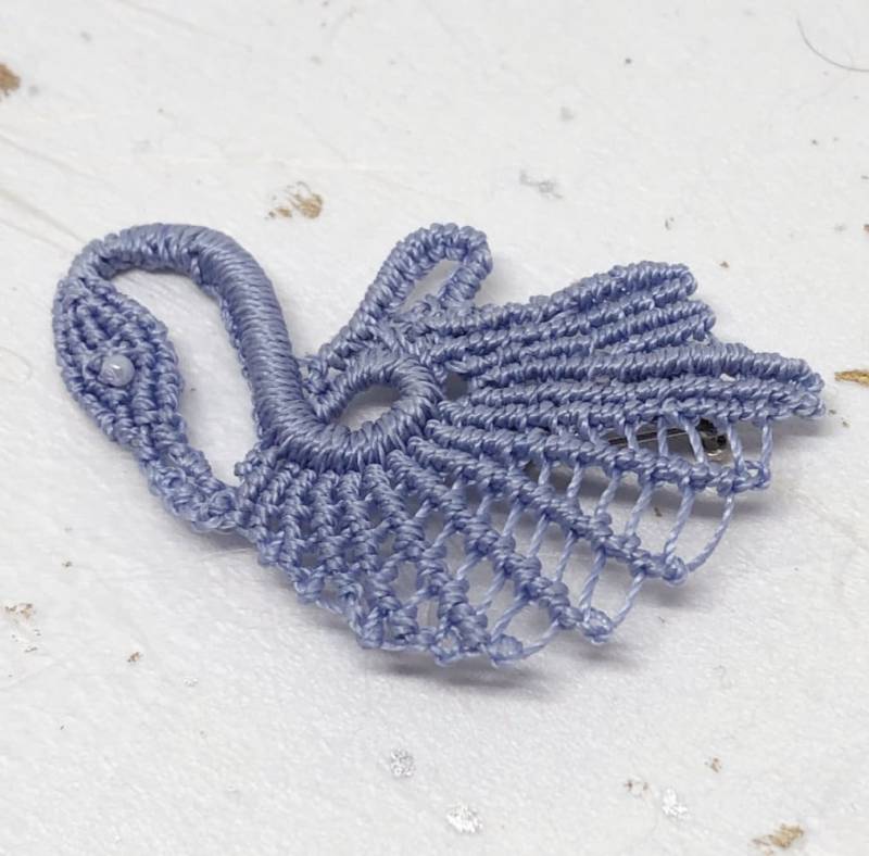 Micromacrame Schwan Brosche Stift Micromacrame Schwan Brosche Stift von JanislaJewels