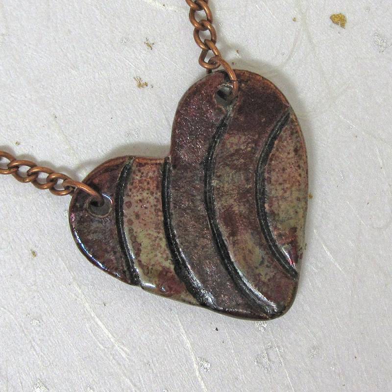 Raku Keramik Anhänger Herz Valentinstag von JanislaJewels