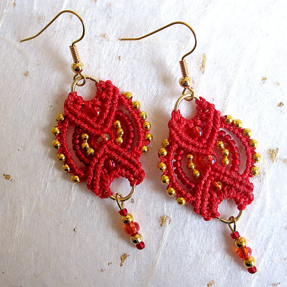 Rote Und Goldene Ohrringe Micromacrame Ohrhänger Rote Und Goldene Ohrringe Micromacrame Ohrhänger von JanislaJewels