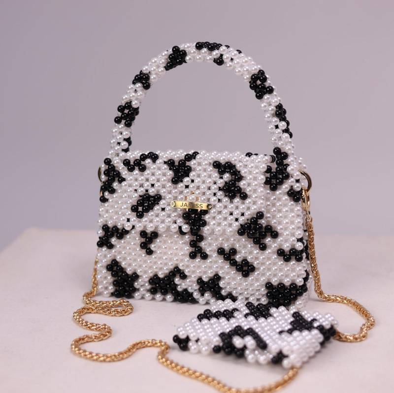 Handgefertigte Kuh Print Perlentasche Perlenhandtasche Mit Kettenriemen von JanissBrand