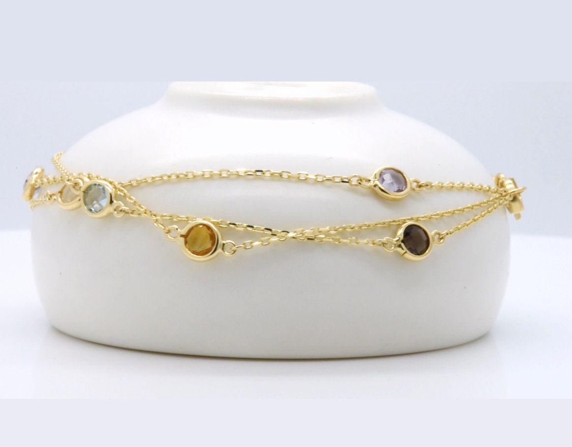Solid 14K Gelbgold Natürliche Multi Edelstein Puple Amethyst Gelb Citrin Weiß/Rauchquarz 3 Strang Zierliche Kette 7, 5-Zoll-Armband Solid 14K Gelbgold Natürliche Multi Edelstein Puple Amethyst Gelb Citrin Weiß/Rauchquarz 3 Strang Zierliche Kette 7, 5-Zoll-Armband von JanksyJewels