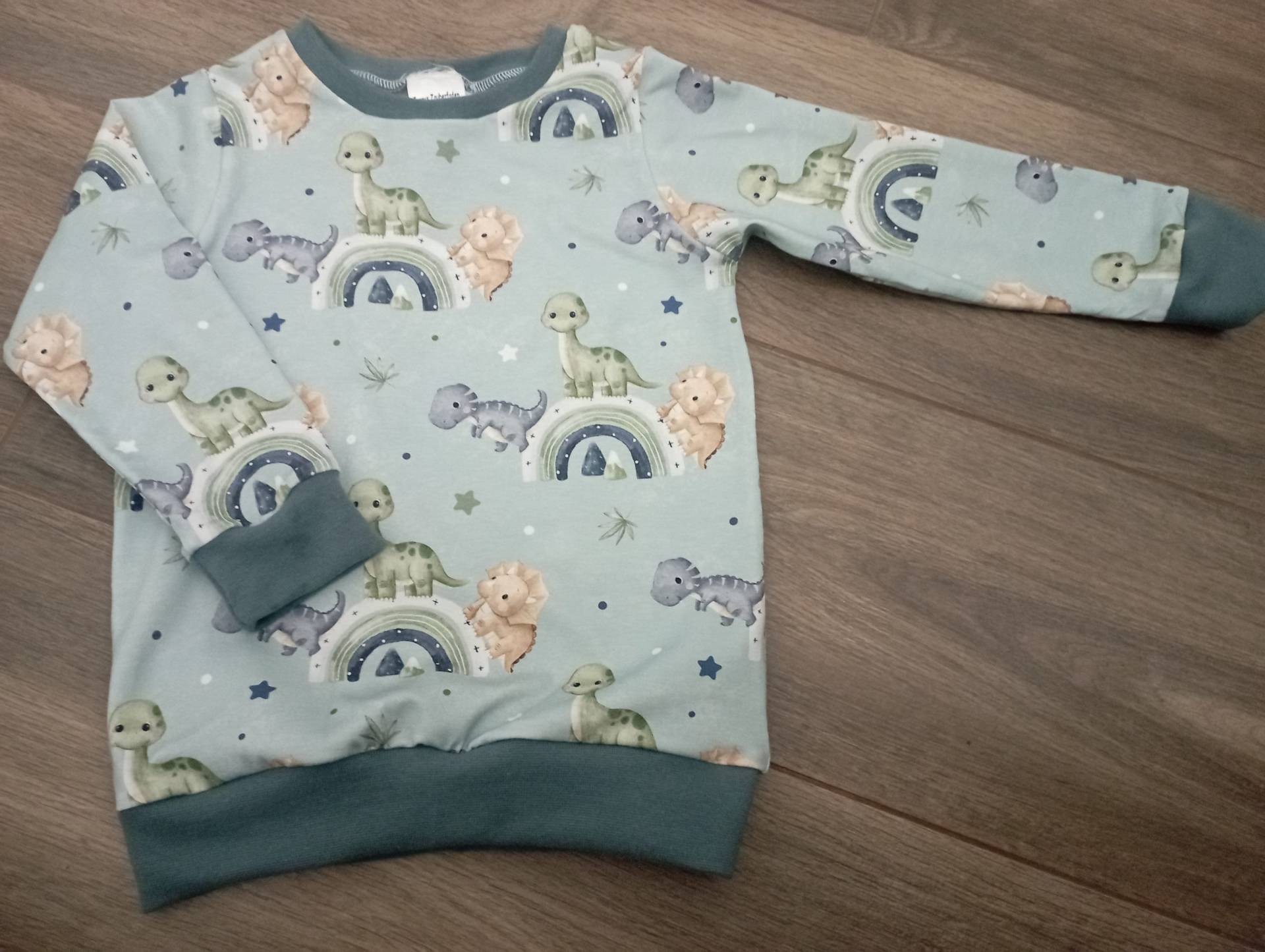 Pullover Größe 104 "Dinoland" Handmade Pullover Größe 104 "Dinoland" Handmade von JannysZauberfaden