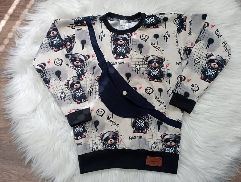 Pullover Mit Bauchtasche Gr. 116 "Teddy" Pullover Mit Bauchtasche Gr. 116 "Teddy" von JannysZauberfaden