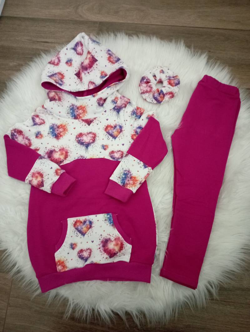 Set Bestehend Aus Longpulli, Leggins & Scrunchie Gr. 110 "Liebe" Set Bestehend Aus Longpulli, Leggins & Scrunchie Gr. 110 "Liebe" von JannysZauberfaden