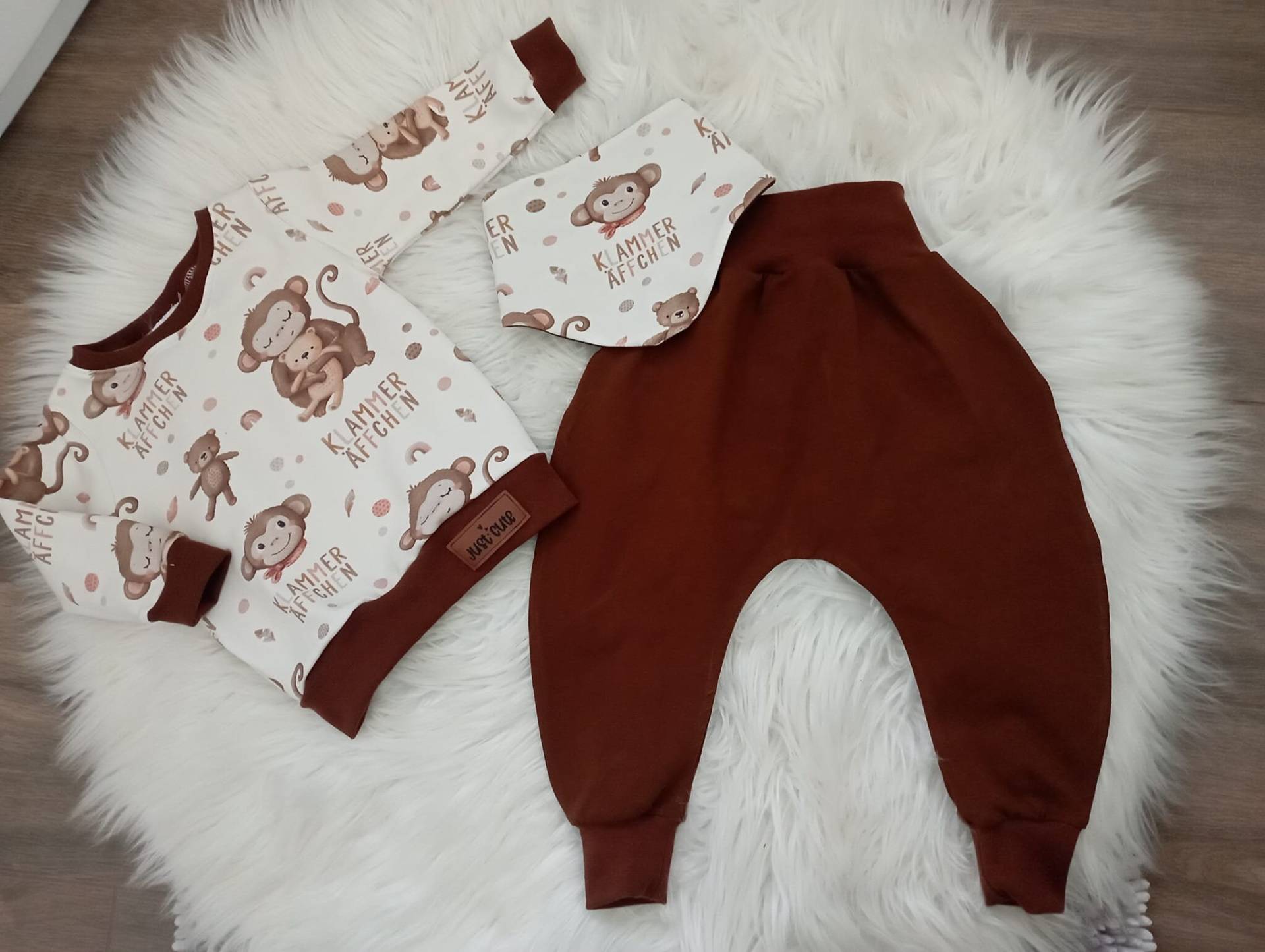 Set Gr. 74 | Hose, Pullover, Halstuch "Äffchen" Set Gr. 74 | Hose, Pullover, Halstuch "Äffchen" von JannysZauberfaden