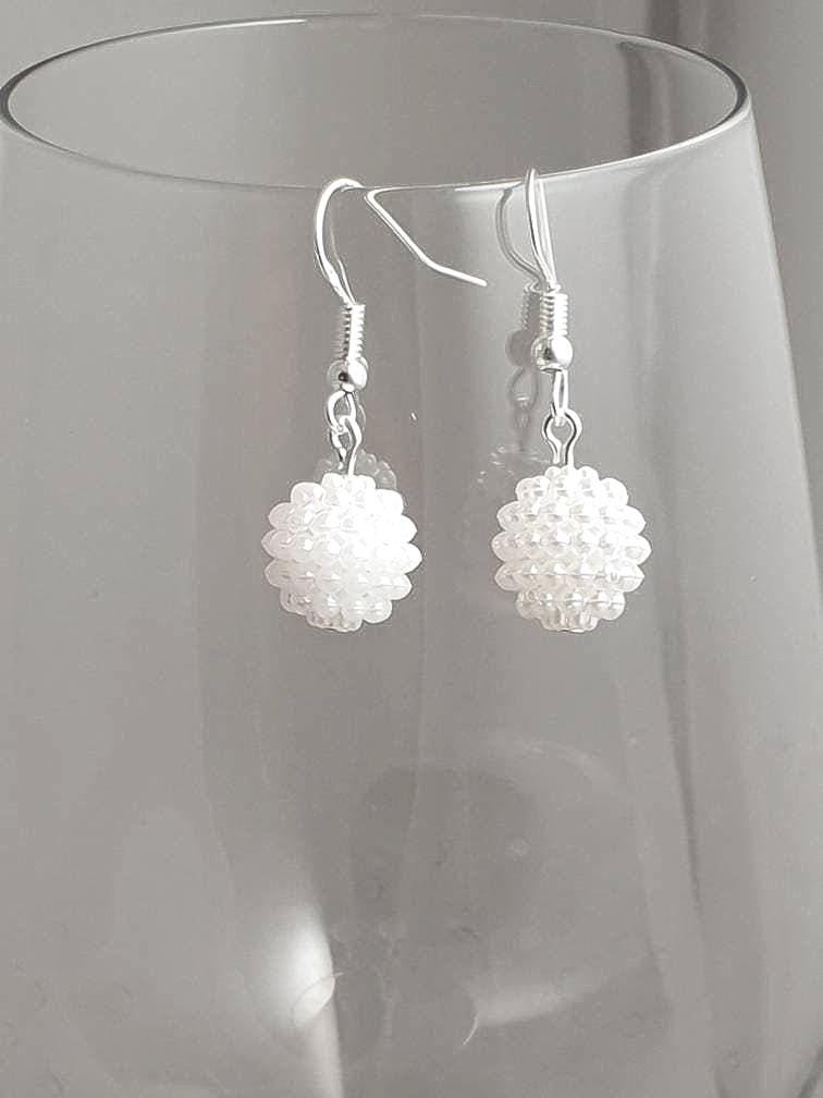Leichte Weiße Cluster Baumeln Ohrringe, 35 Mm Tropfen, Den Alltag Tragen Ohrringe von JansGems2012