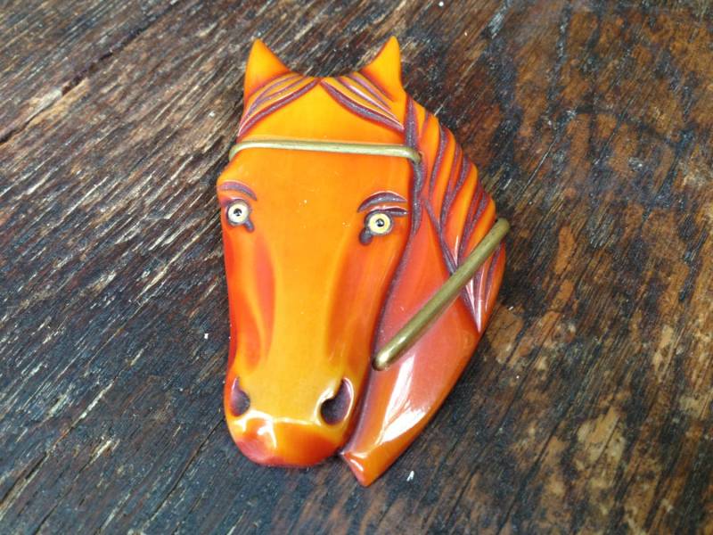 Bernstein Butterscotch Bakelit Pferd Anstecknadel, Messing Geschnitzte Pferdekopf Brosche Anstecknadel von JansVintageStuff