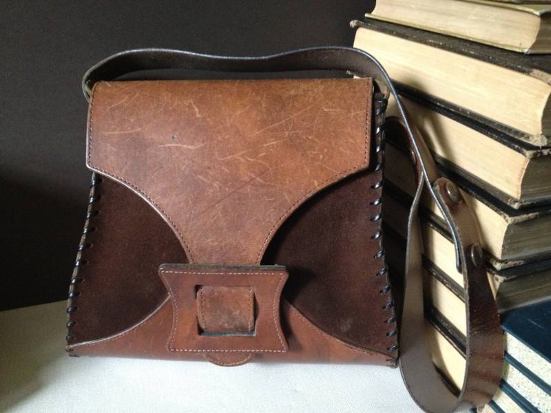 Braune Wildledertasche Handtasche Made in England Satteltasche Distressed Leder von JansVintageStuff